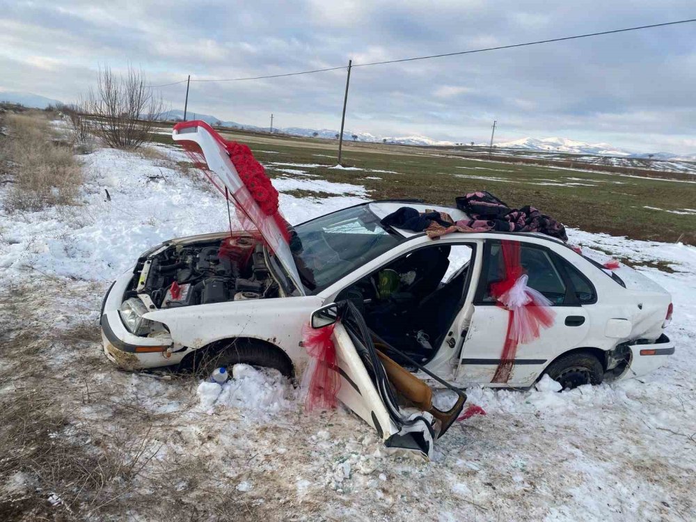 Konya'da kaza yapan gelin arabasındaki damat hayatını kaybetti