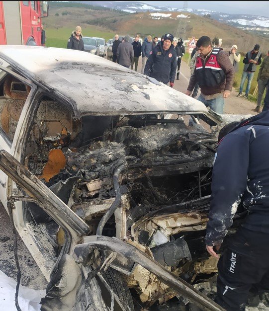 Minibüsle otomobil çarpıştı: 3 ölü, 7 yaralı