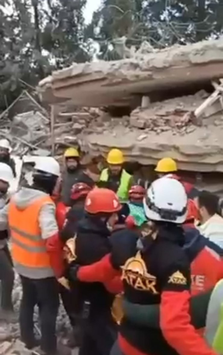 Yıkılan binanın enkazından 108 saat sonra kurtarıldı