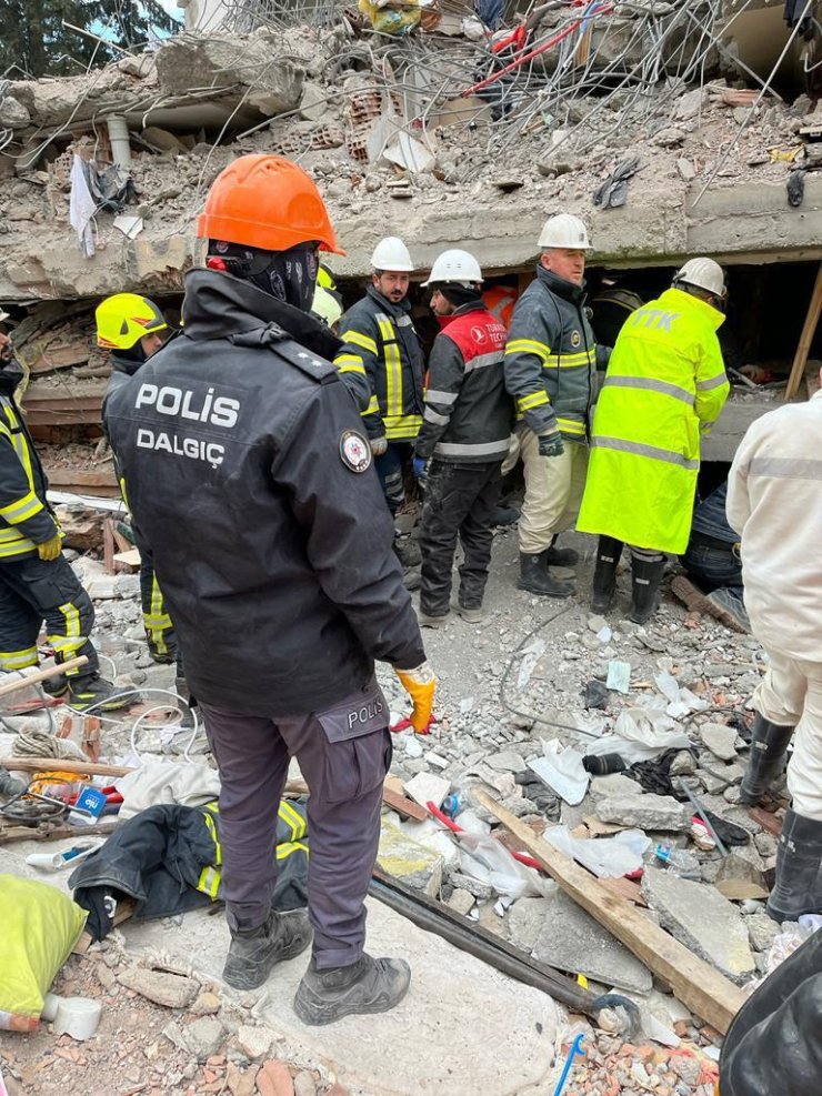 Yıkılan binanın enkazından 108 saat sonra kurtarıldı