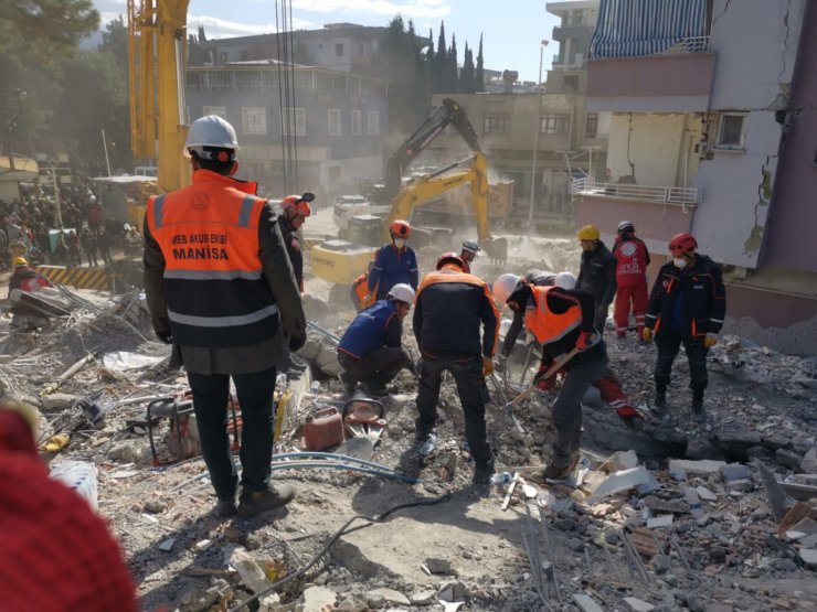 5 bin kişilik MEB ekibi, can kurtarmak için aralıksız çalışıyor