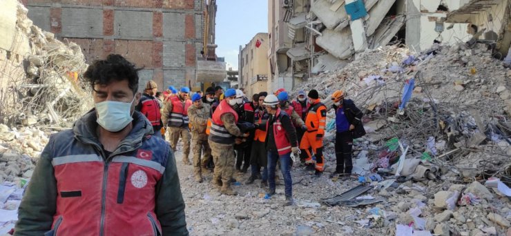 5 bin kişilik MEB ekibi, can kurtarmak için aralıksız çalışıyor