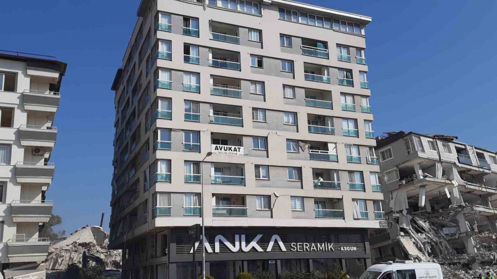 Deprem bölgesinde 7. kattan eşya alan adam canını hiçe saydı