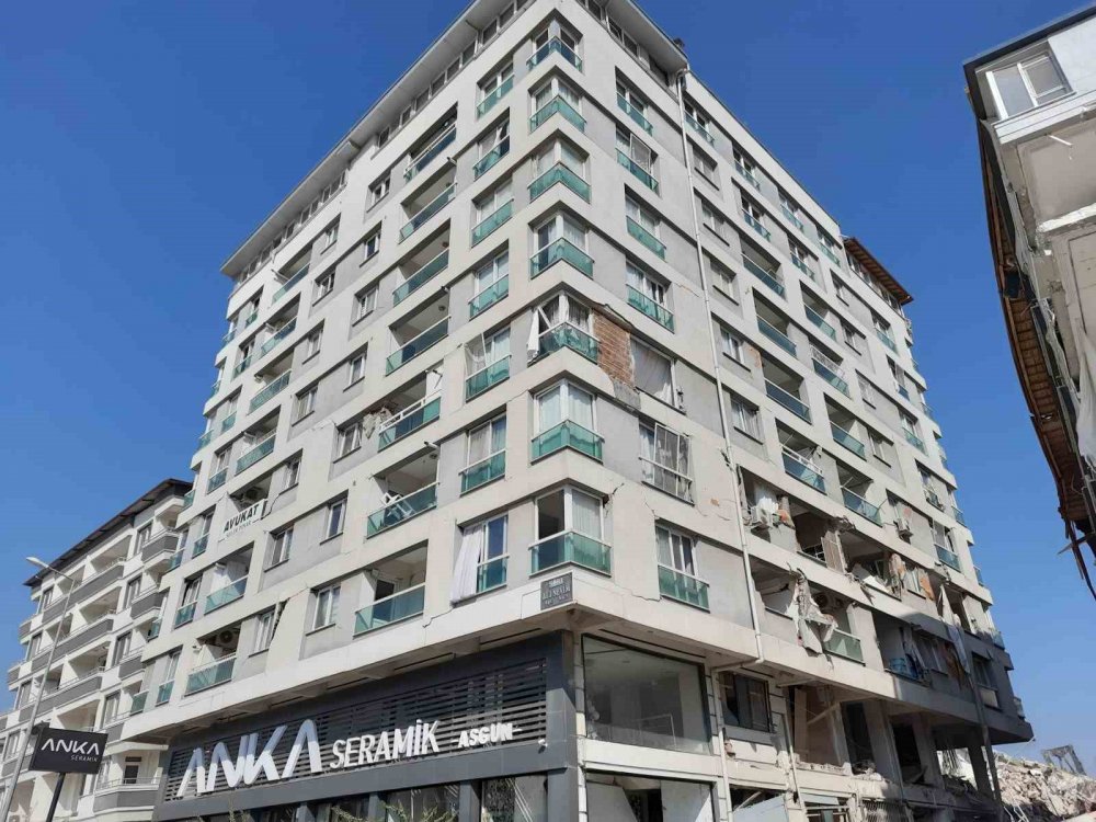 Deprem bölgesinde 7. kattan eşya alan adam canını hiçe saydı