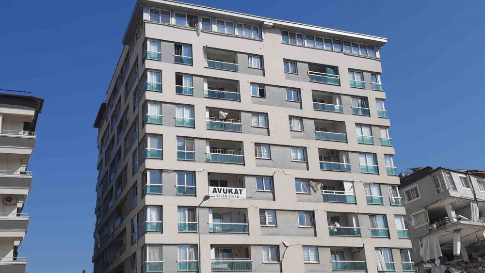 Deprem bölgesinde 7. kattan eşya alan adam canını hiçe saydı