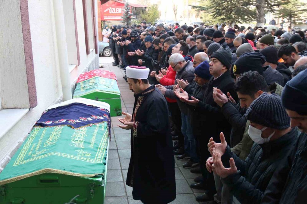 Depremde hayatını kaybeden Özlem öğretmen ve 5 yaşındaki kızı toprağa verildi