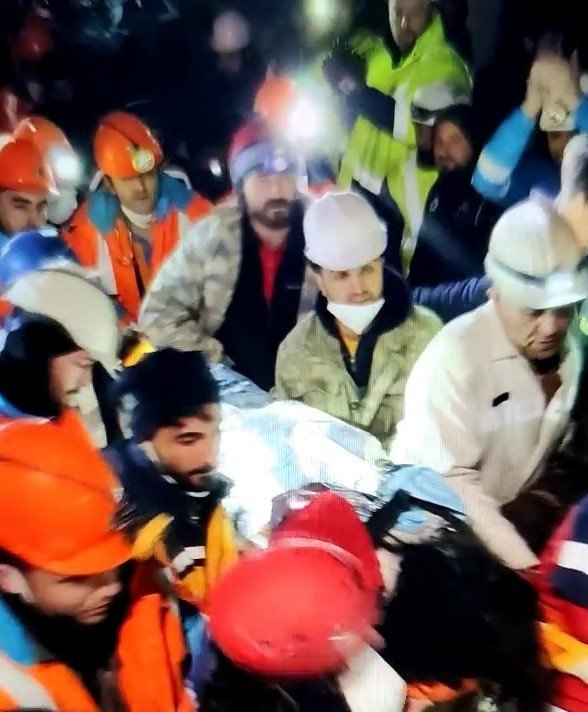 Depremden kurtulan Meltem öğretmenin ilk isteği çay oldu