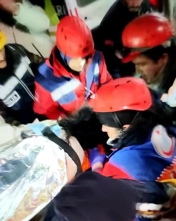 Depremden kurtulan Meltem öğretmenin ilk isteği çay oldu