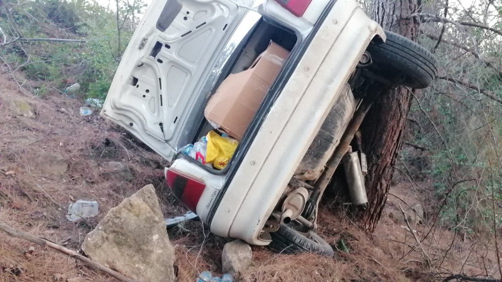 Depremzedelerin içerisinde bulunduğu otomobil şarampole yuvarlandı: 3 yaralı