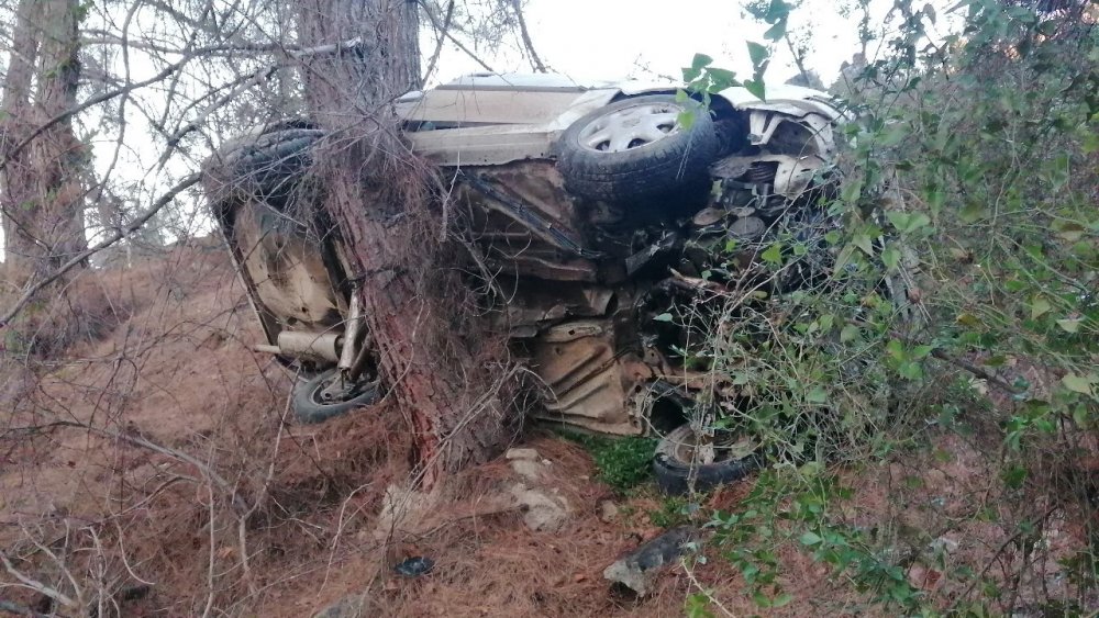 Depremzedelerin içerisinde bulunduğu otomobil şarampole yuvarlandı: 3 yaralı