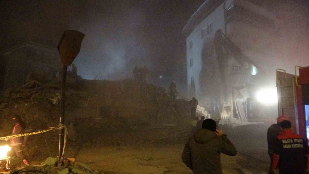 Enkazda çıkan yangını ekipler söndürdü