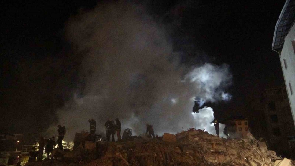 Enkazda çıkan yangını ekipler söndürdü