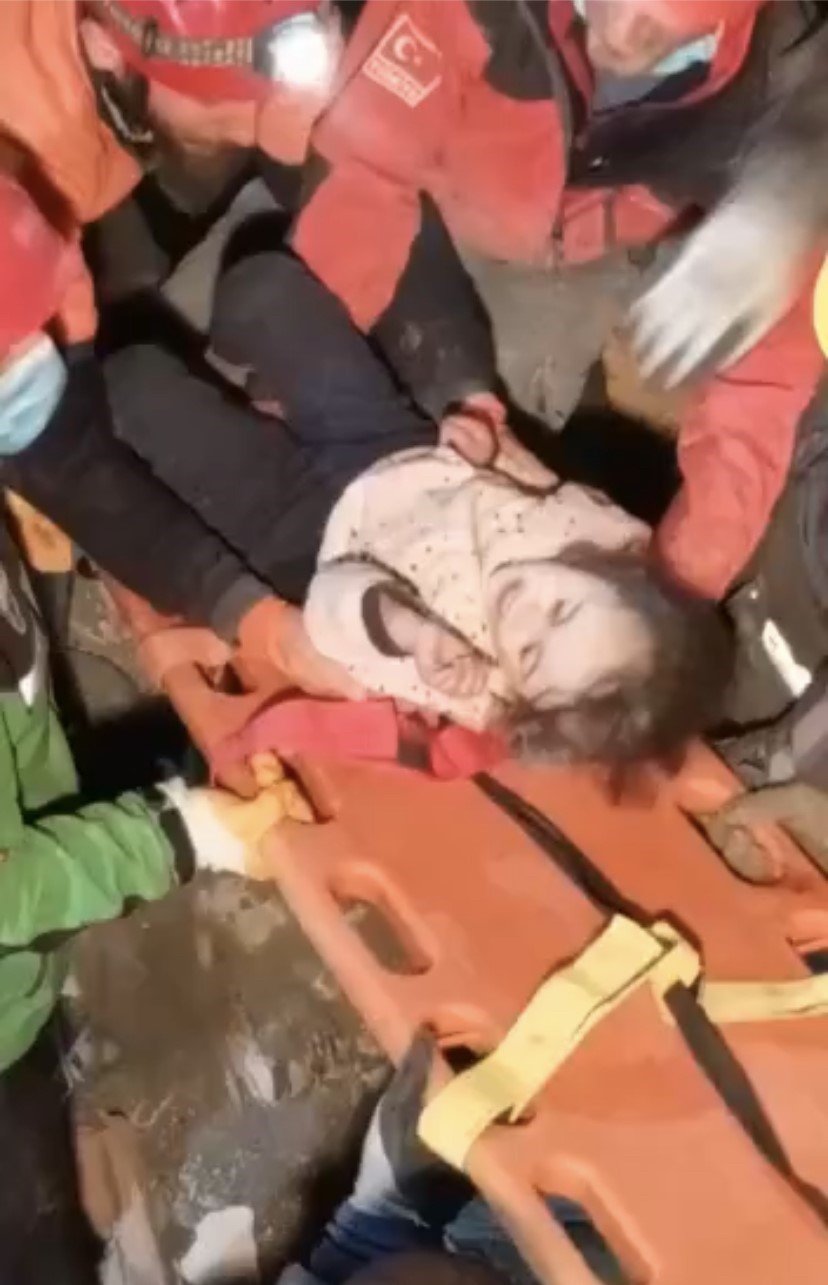 Hatay’da 141. saatte anne ve 5 yaşındaki kızı enkazdan çıkartıldı