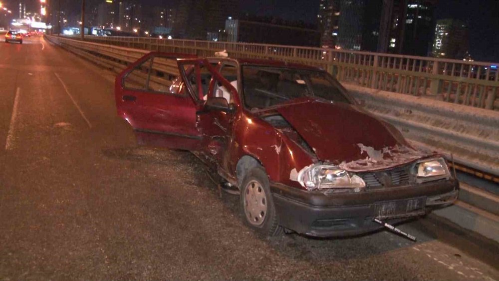 İki araç duraklama yapan otomobile çarptı: 4 yaralı