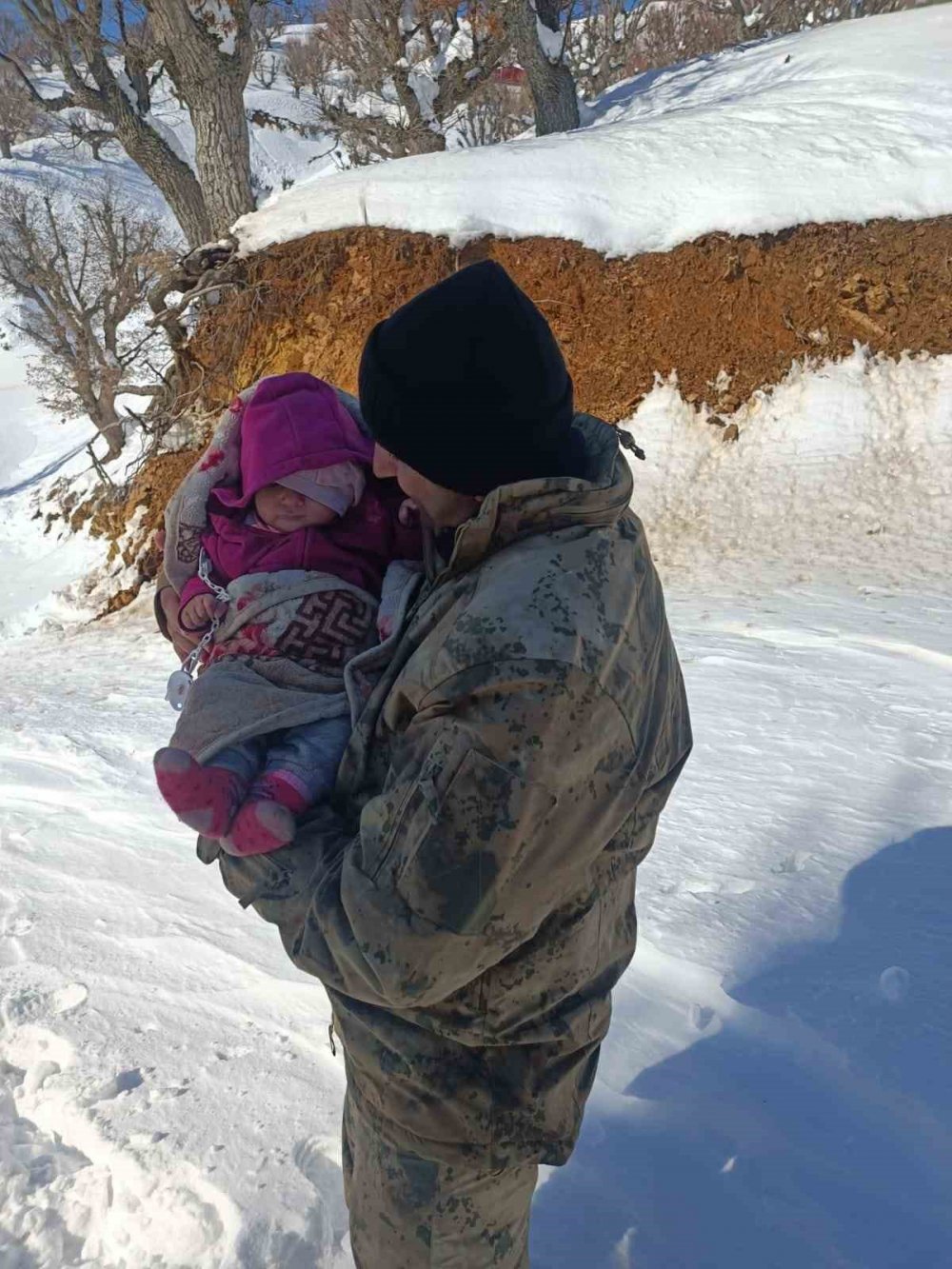 Karın geçit vermediği mezrada mahsur kaldılar