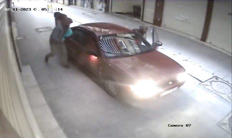 Kepenklerini araçla çarpıp kırdıkları işyerini soydular