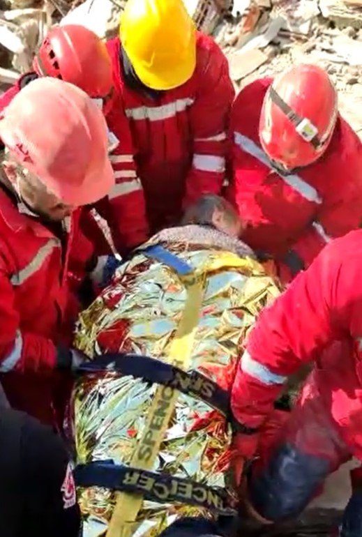 "Merak etme birazdan göreceğin ışık güneş ışığı olacak" 85 yaşındaki kadın alkışlar eşliğinde kurtarıldı