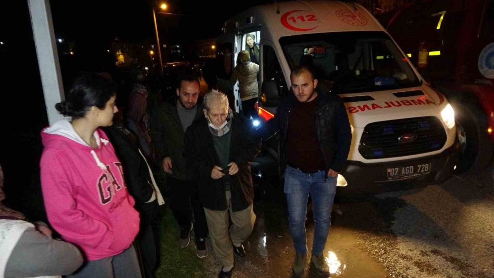 Yaşlı çift yangından komşuları sayesinde kurtuldu