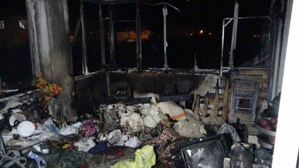 Yaşlı çift yangından komşuları sayesinde kurtuldu