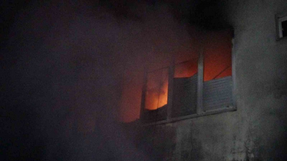 Yaşlı çift yangından komşuları sayesinde kurtuldu