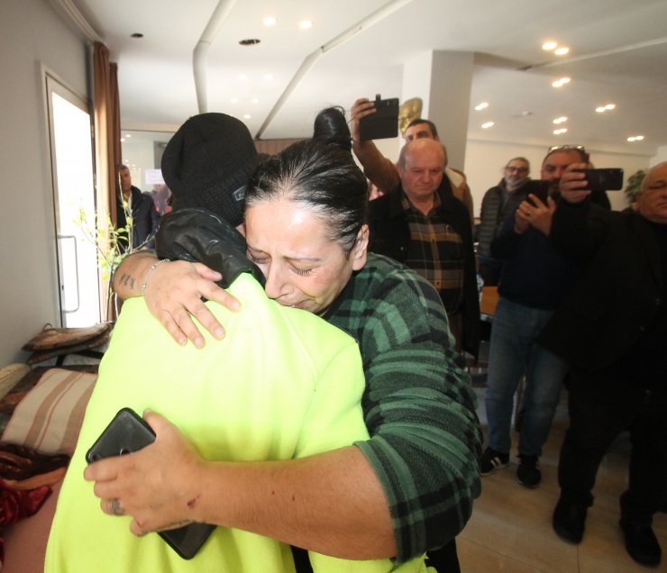 Baba 16, kızı 81 saat sonra çıkarıldı; buluşmada ölen ve enkazdaki yakınları için ağladılar