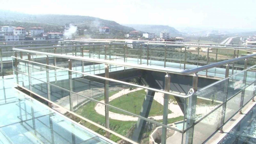 Cam teras depremde zarar görmedi