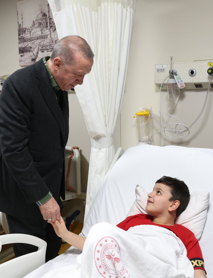 Cumhurbaşkanı Erdoğan yaralı depremzedeleri ziyaret etti