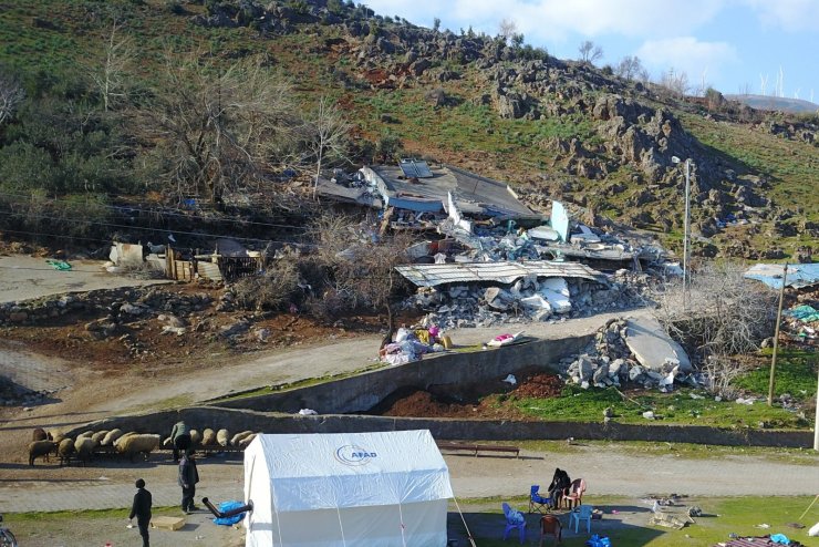 Deprem kayaları yuvarladı: 2 ölü, 5 yaralı