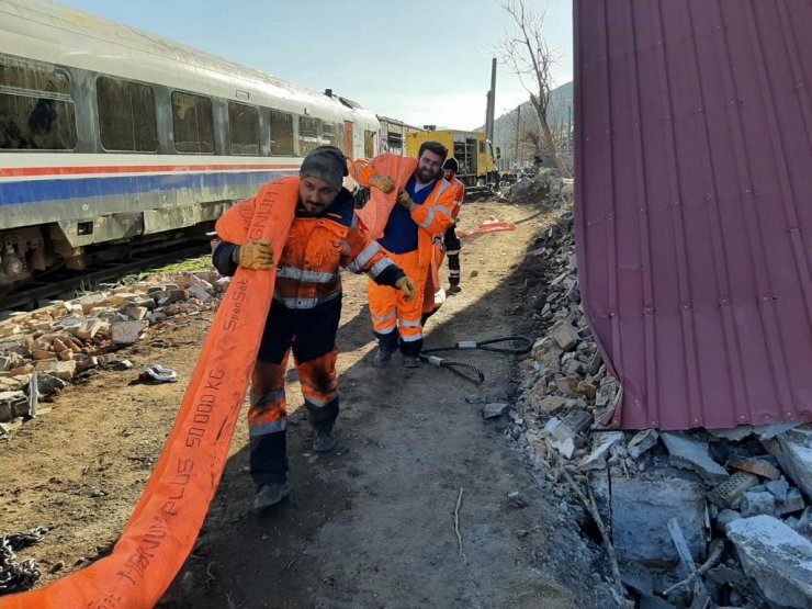 Depremde devrilen 6 tren kaldırıldı