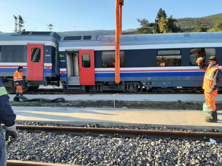 Depremde devrilen 6 tren kaldırıldı