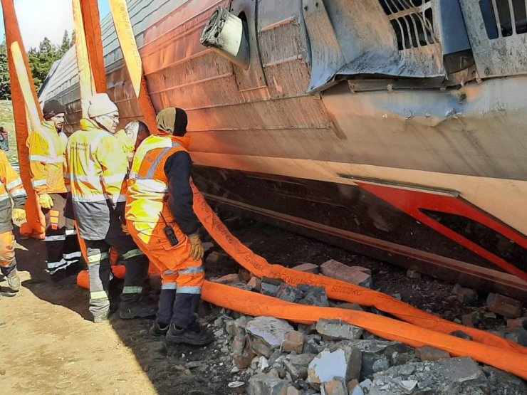 Depremde devrilen 6 tren kaldırıldı