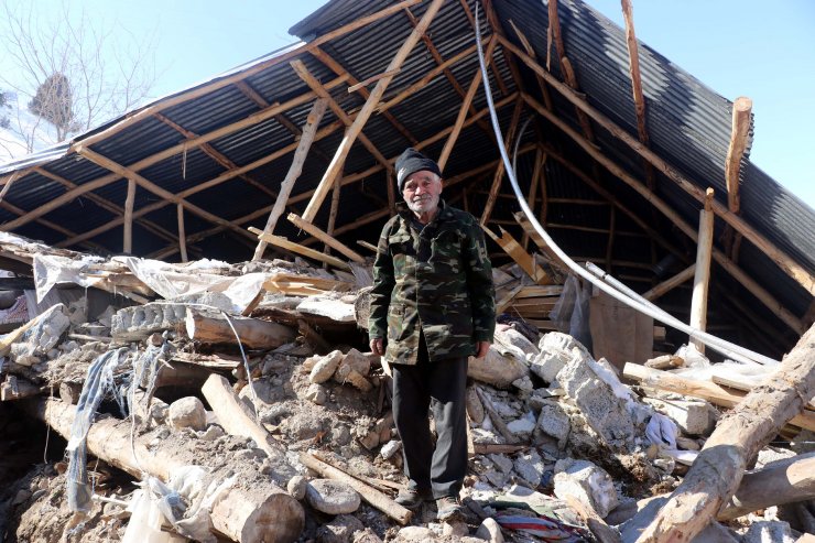 Depremde eşini kaybetti, 4 kedisini kurtardı