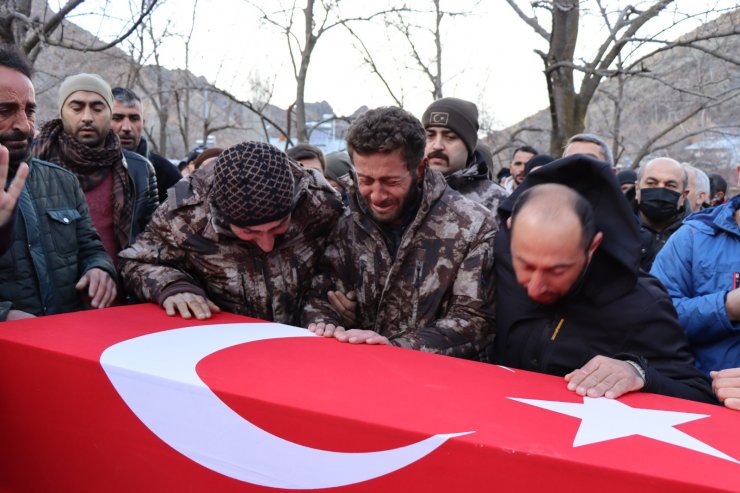 Depremde göçük altında kalan polis memuru toprağa verildi