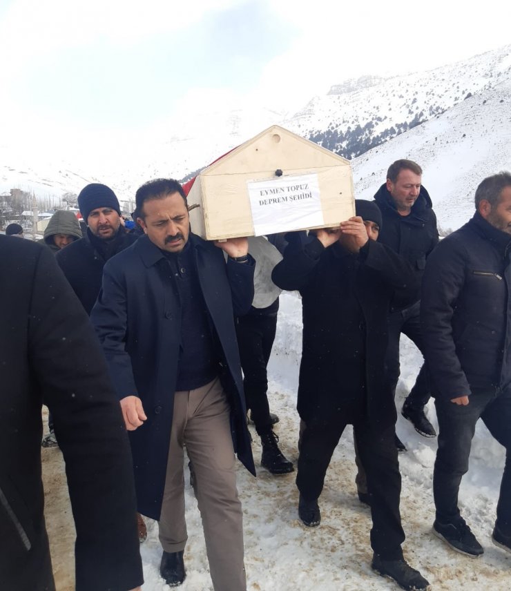 Depremde hayatını kaybeden 5 kişilik Topuz ailesi toprağa verildi