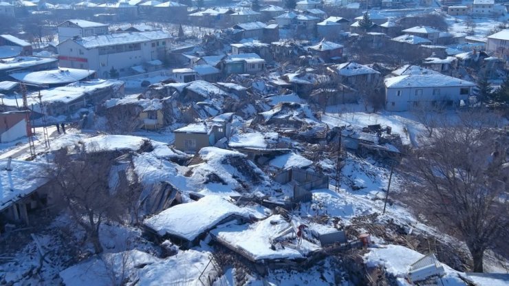 Depremin gönüllü kahramanları; enkazdan 5 gün sonra kurtarılan köpek, köyün umudu oldu