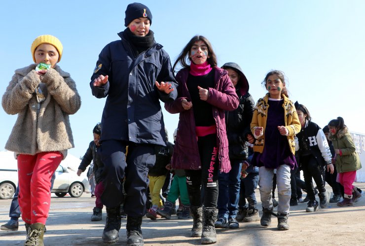 Depremzede çocukların 'komutan abla'sı