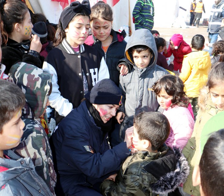 Depremzede çocukların 'komutan abla'sı