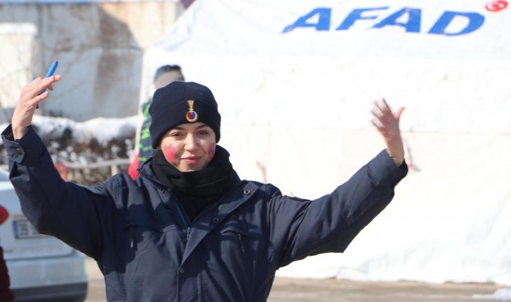 Depremzede çocukların 'komutan abla'sı