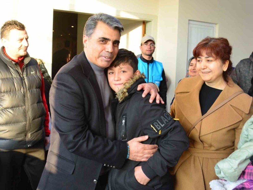 Depremzedeler yurtlarda barınmaya başladı