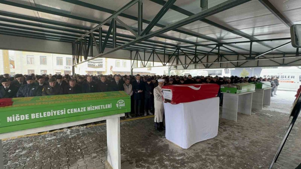 Ebrar Sitesi’nin enkazından çıkarılan Uzman Çavuş Yaman, eşi ve iki çocuğu toprağa verildi