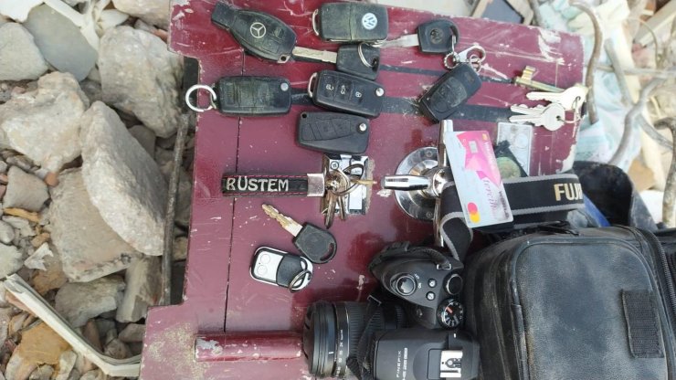 Enkazda buldukları para ve değerli eşyaları güvenlik güçlerine teslim ettiler