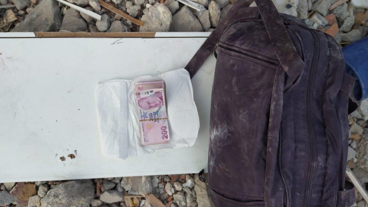 Enkazda buldukları para ve değerli eşyaları güvenlik güçlerine teslim ettiler