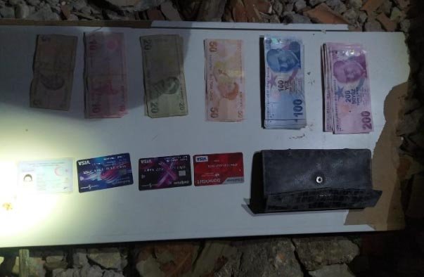 Enkazda buldukları para ve değerli eşyaları güvenlik güçlerine teslim ettiler