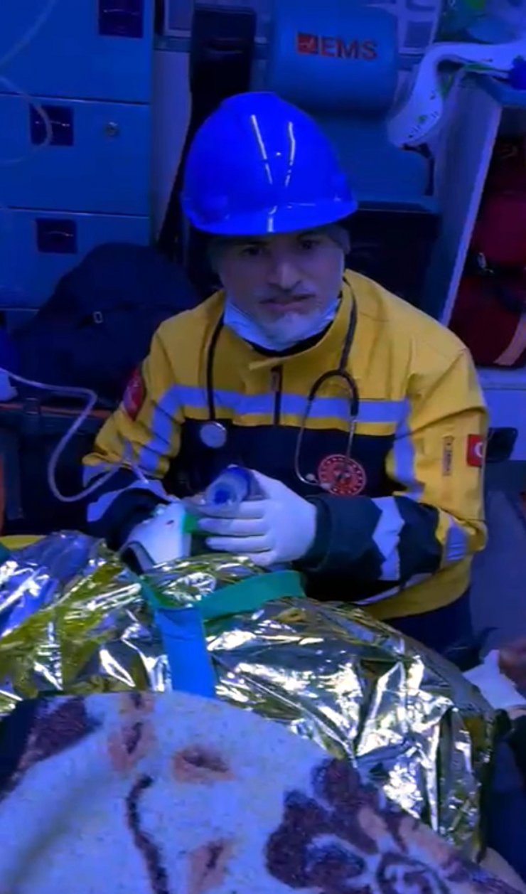 Enkazdan 138 saat sonra çıkarıldı, 'Beni özel hastaneye götürmeyin param yok' dedi