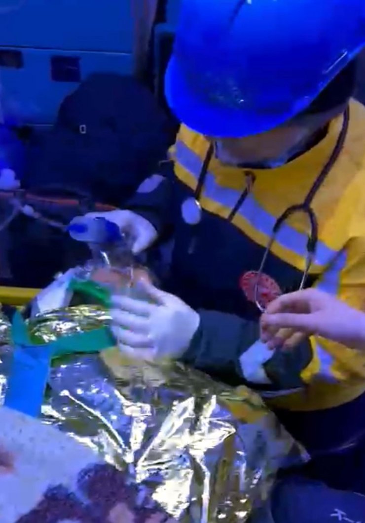 Enkazdan 138 saat sonra çıkarıldı, 'Beni özel hastaneye götürmeyin param yok' dedi