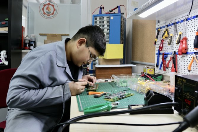 Konya'da meslek liselilerden deprem bölgesinine üretim desteği