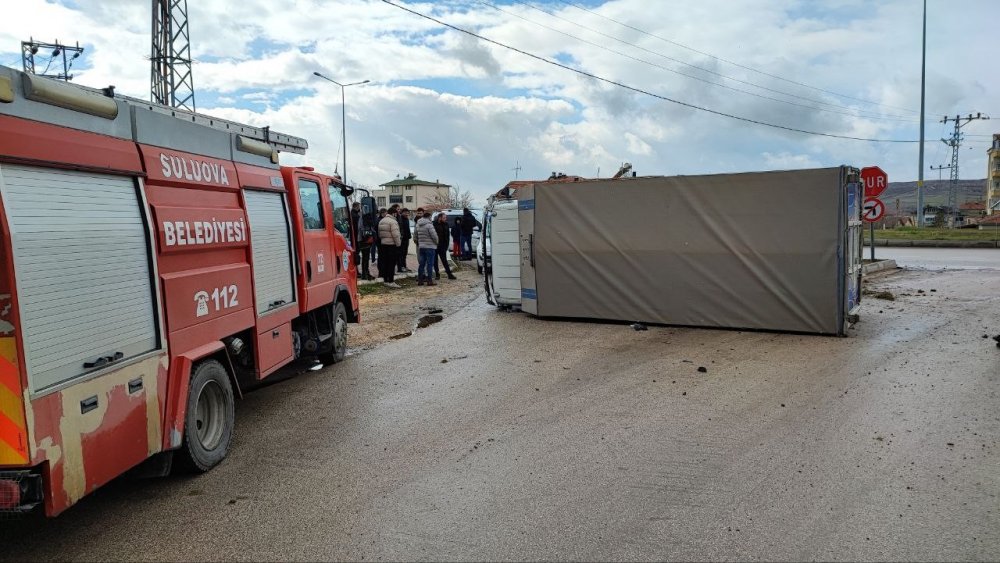 Otomobille çarpışan kamyon yan yattı