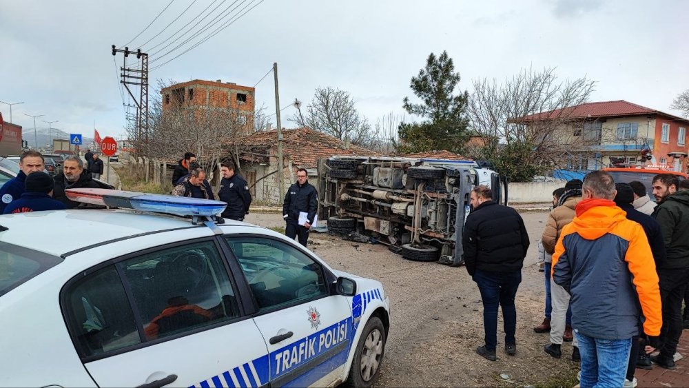 Otomobille çarpışan kamyon yan yattı