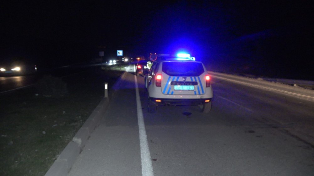 Servis minibüsü saman yüklü kamyonetle çarpıştı: 10 yaralı