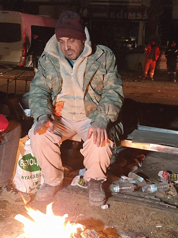 Van depreminden kurtulan aile, Kahramanmaraş’ta enkazdaki Hamza'yı bekliyor